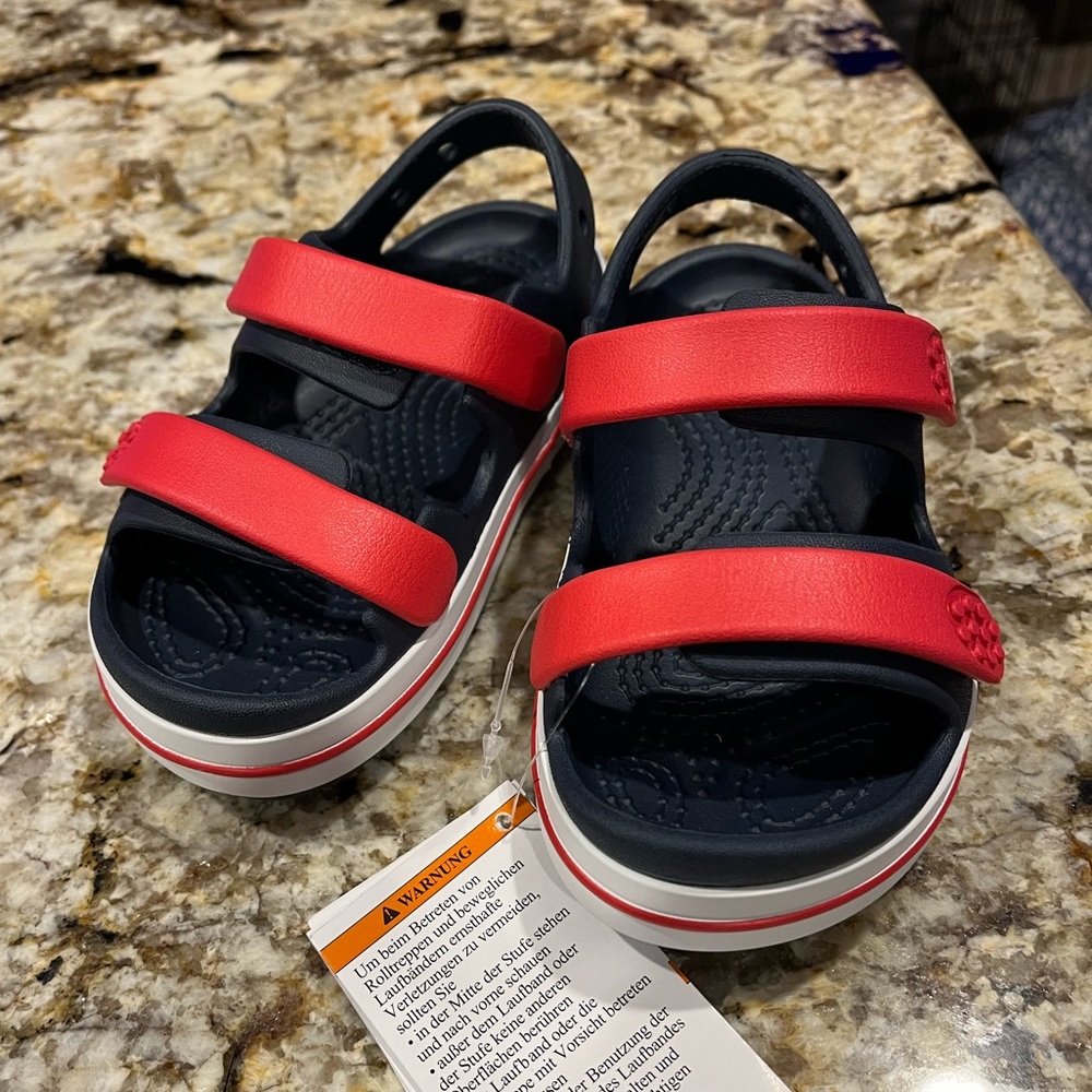 Crocs!New toddler crocs size C9